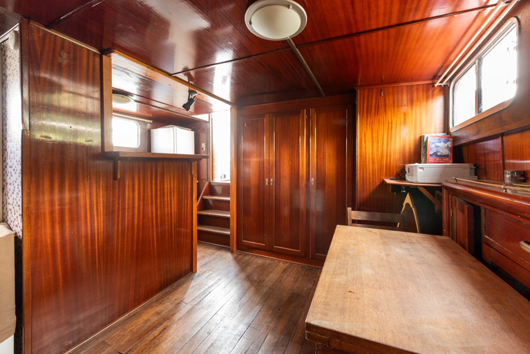 Cabine : salle de séjour, depuis la chambre. La cuisine se trouve à gauche, devant le petit escalier.