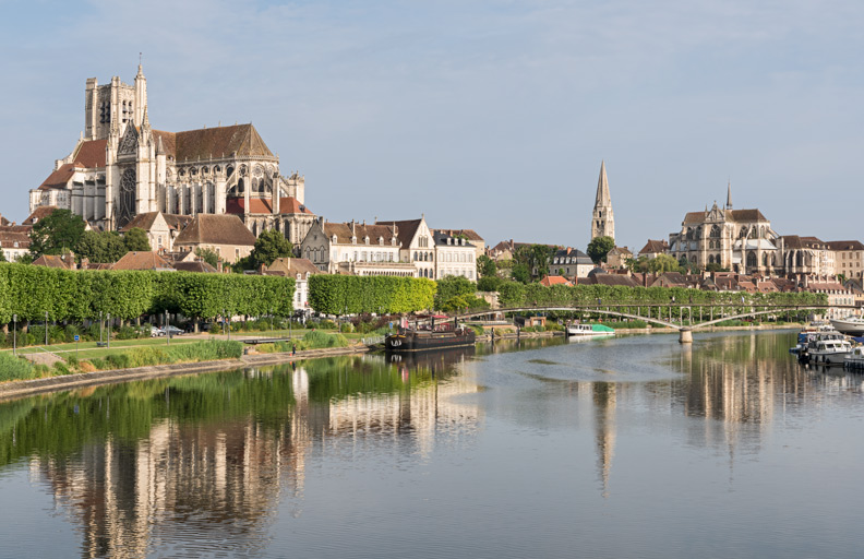 Vue d'ensemble large, avec la ville et la cathédrale en arrière-plan.