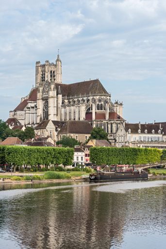 Vue d'ensemble verticale, avec la cathédrale en arrière-plan.