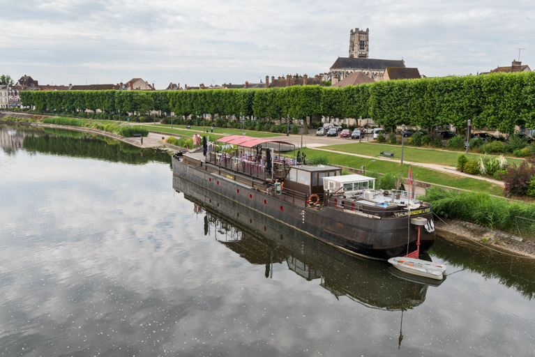 Péniche Ysaline, actuellement salle de spectacle la Scène des Quais (quai de la République).