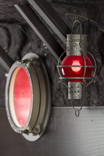 Bar : hublot et lanterne rouge.