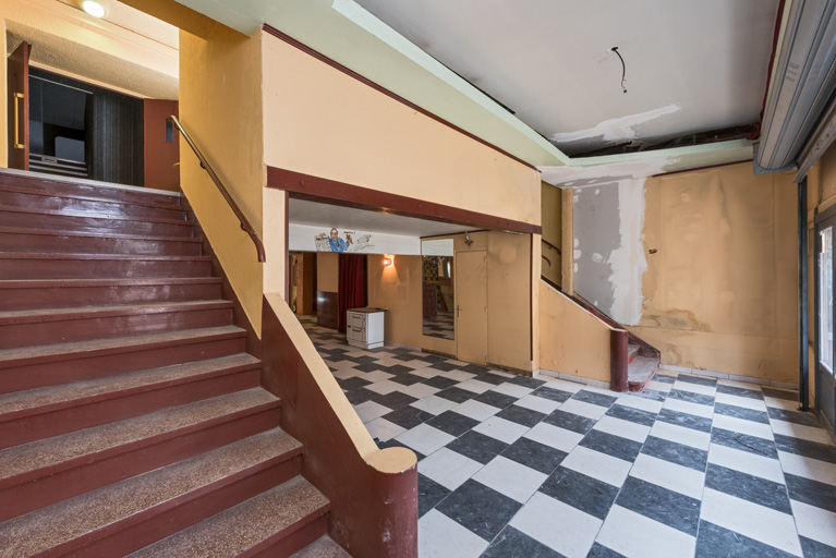 Vestibule, de trois quarts gauche. En haut à gauche, l'entrée de la salle supérieure.