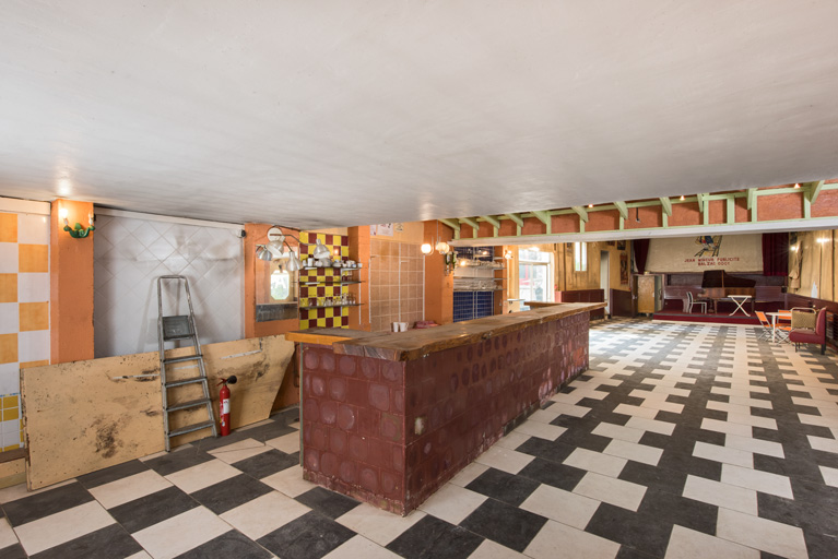 Salle inférieure : vue vers l'écran.