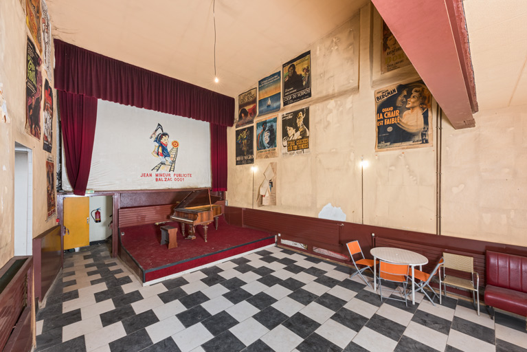 Salle inférieure : extrémité côté écran.