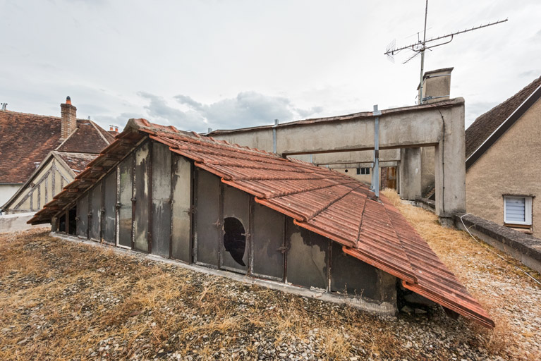 Terrasse sur la salle : lanterneau et portiques en béton.