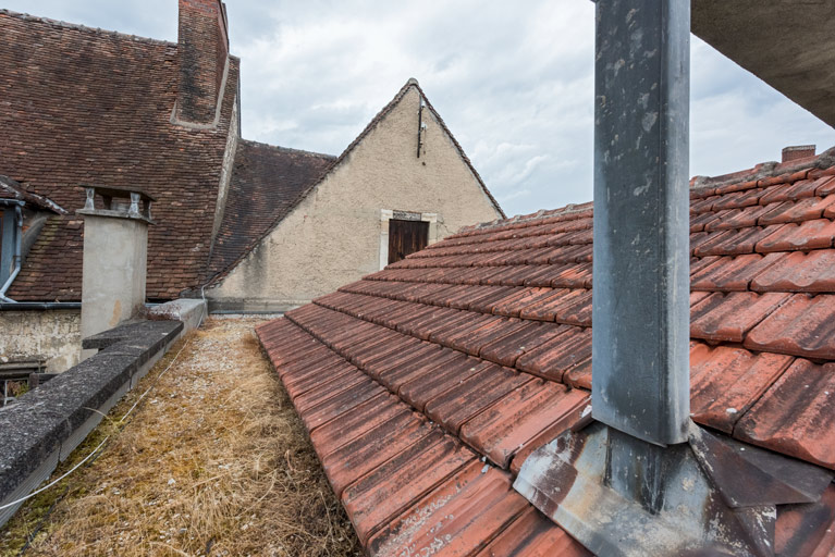 Terrasse sur la salle : lanterneau à droite et corps de bâtiment ancien au fond.