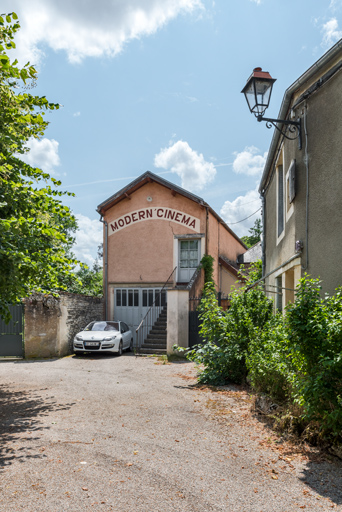 Noyers, 9 place d'Aa : maison et Modern'Cinéma.
