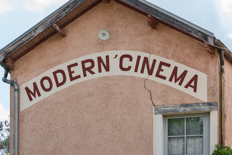 Noyers, 9 place d'Aa : maison et Modern'Cinéma. Enseigne.