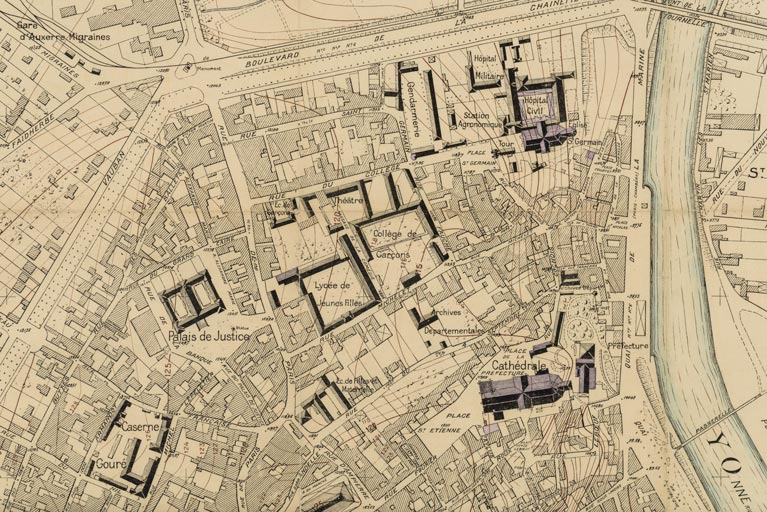 Plan topographique de la ville de Auxerre (Yonne) [...] par la société des plans régulateurs de villes MM. Danger FF [...], 1931. [Détail : théâtre, rue du Collège, et cinéma Le Paris, à l"angle des rues de Paris et Française].