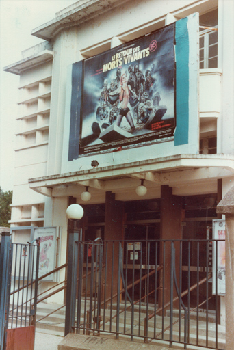 [Façade du cinéma Le Familia, de trois quarts droite]. S.d. [1985]. (505 W 37/4).