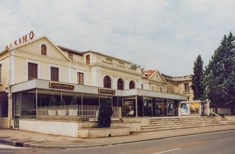[Façades du Casino Auxerrois : côté boulevard du 11 Novembre]. S.d. [décennie 1990].