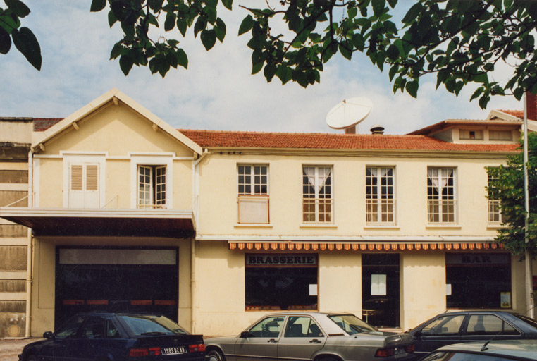 [Façade du Casino Auxerrois : côté place de l'Arquebuse]. S.d. [décennie 1990].