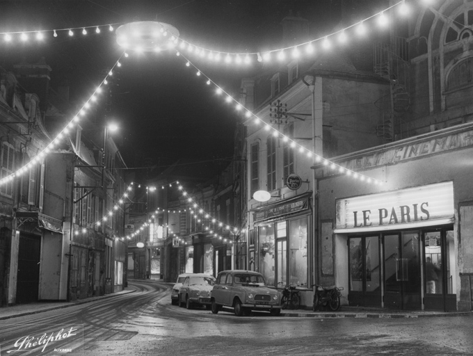 [La rue de Paris et son cinéma, en hiver et de nuit]. S.d. [3e quart 20e siècle].