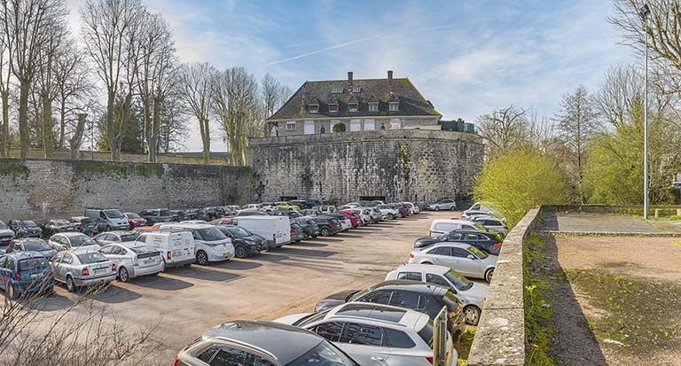 La tour depuis l'ancien fossé.