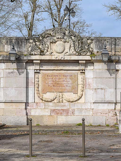 Plaque commémorative de la restauration du square en 1891.