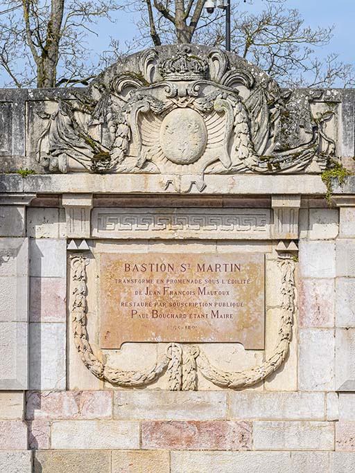 inscription commémorative de la restauration de 1891 (square des Lions).