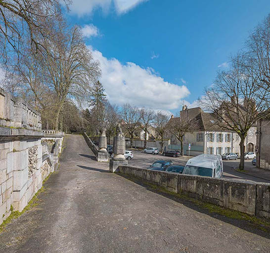 Vue d'ensemble, depuis la rampe d'accès (square des Lions).