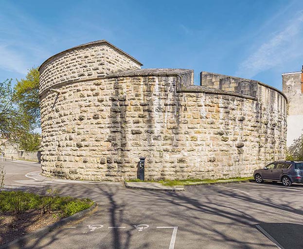 La tour et son parapet crénelé. 