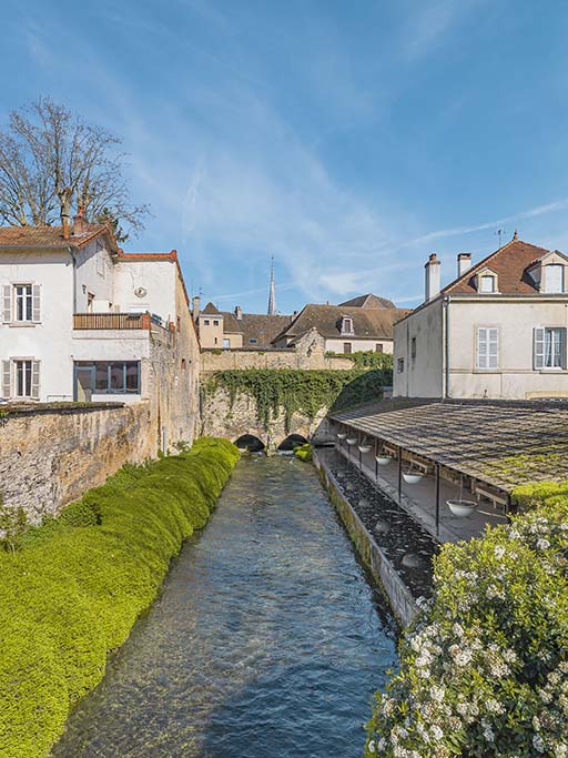 Le lavoir Saint-Jacques et le ruisseau de la Bouzaize.