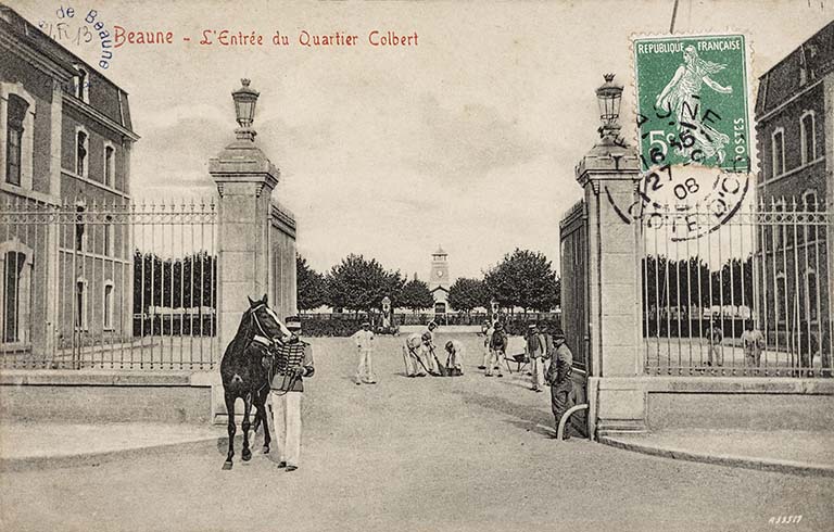 Entrée de la caserne quartier Colbert. S.d [vers 1908].