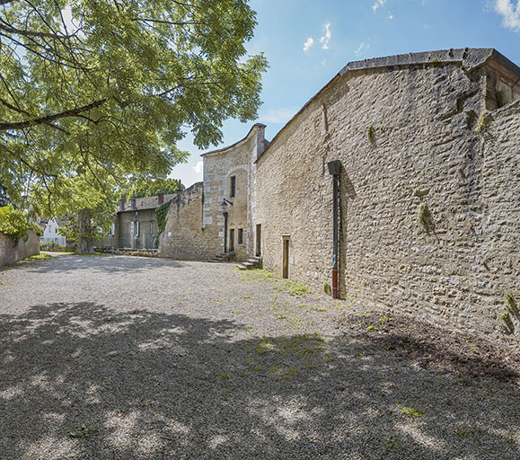 Le rempart de l'Hôtel-Dieu et la gorge de la tour.