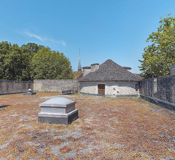 La tour des Cordeliers, englobée dans la tour de l'hôtel-Dieu.