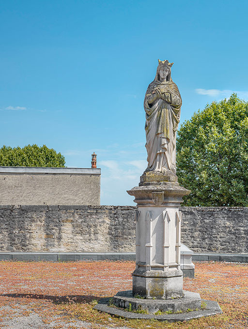 Statue au centre de la plateforme.