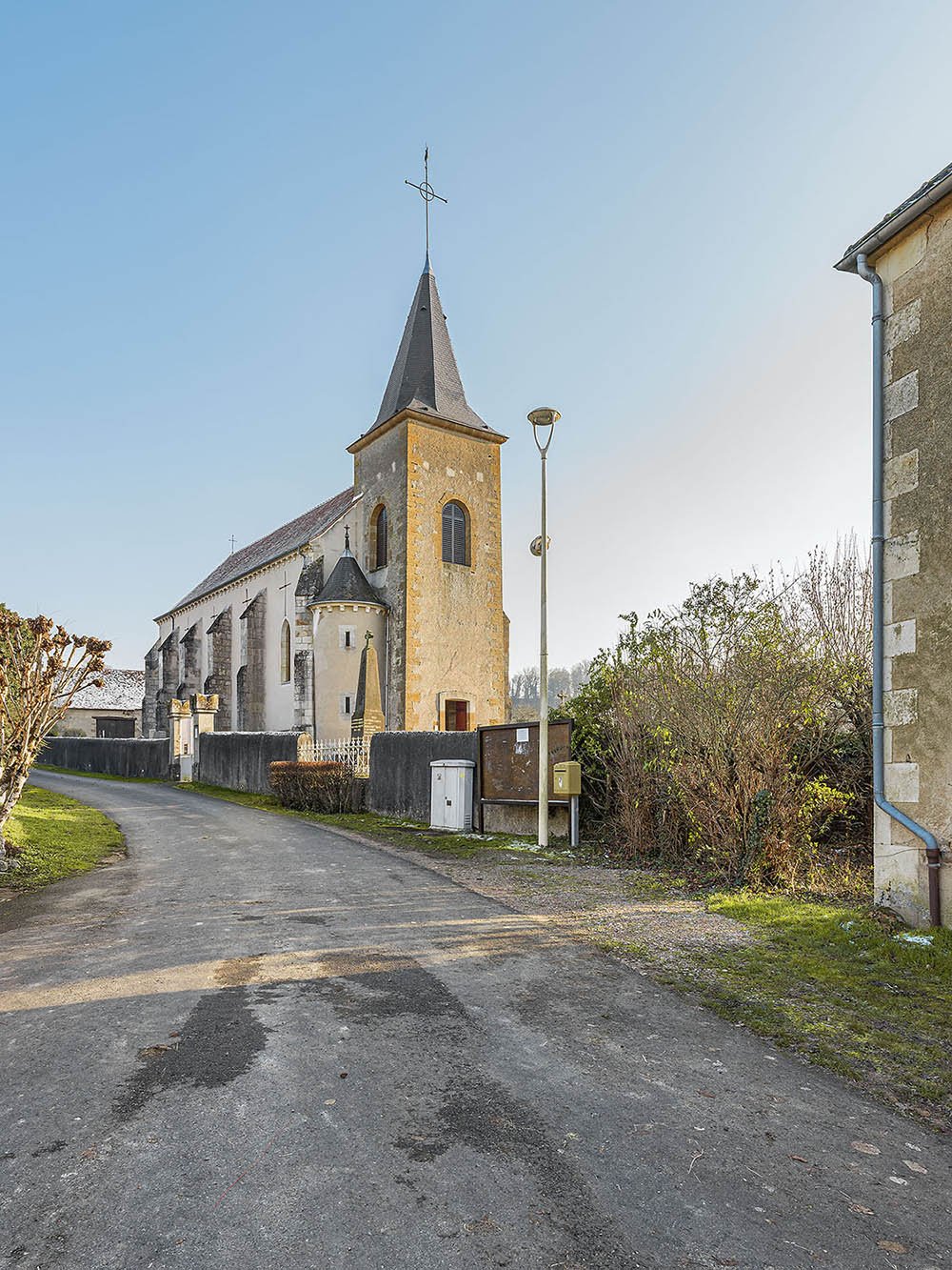 Vue d'ensemble de l'église.