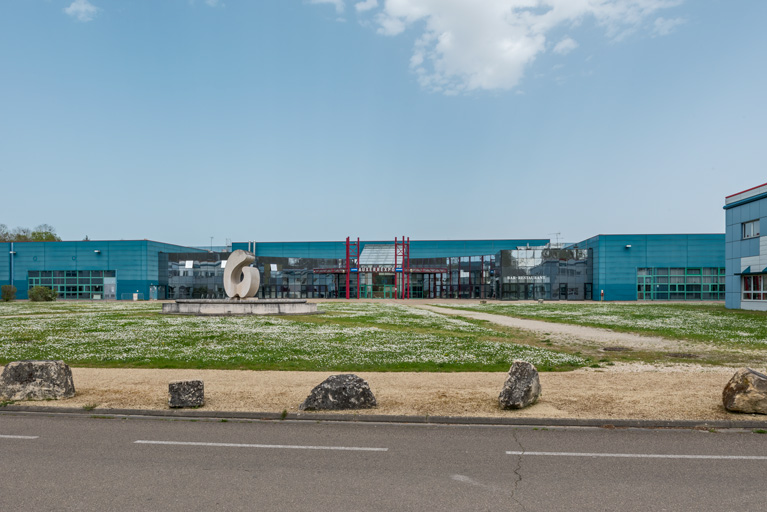 Palais des congrès Auxerrexpo. La grande salle se trouve au centre, encadrée par les deux petites salles, chacune dans une aile.