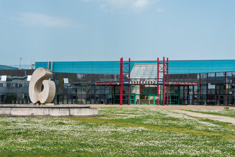 Palais des congrès Auxerrexpo : l'entrée, en avant de la grande salle.