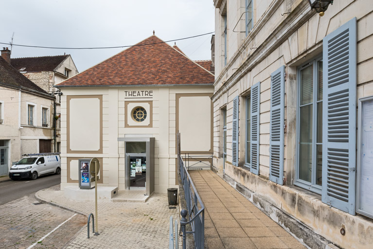 Façade antérieure, de trois quarts droite.