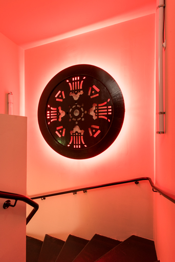 Ancien système d'aération réutilisé en décor dans l'escalier menant à la cabine de projection et au haut de la salle.