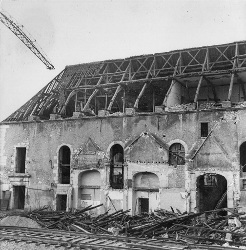 [Destruction de l'ancien théâtre : vue extérieure]. S.d. [1er trimestre 1960 ?].