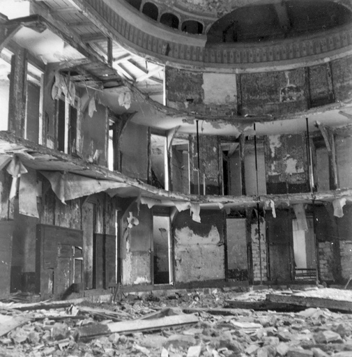 [Destruction de l'ancien théâtre : vue intérieure]. S.d. [1er trimestre 1960 ?].