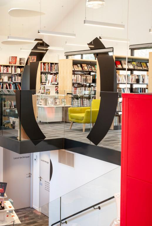 Bâtiment après reconversion : Médiathèque, anamorphose "parenthèses" de Vincent Fradet.