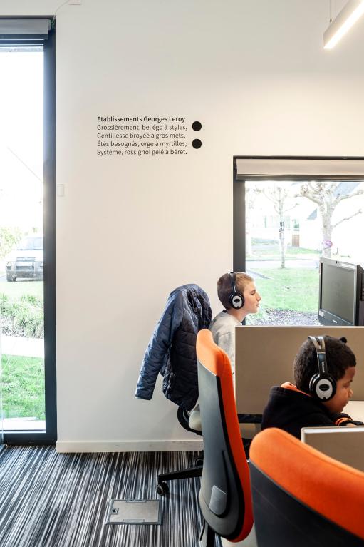 Bâtiment après reconversion : Médiathèque, poésie en anagrammes "Etablissements Georges Leroy" de Vincent Fradet dans l'espace multimédia.