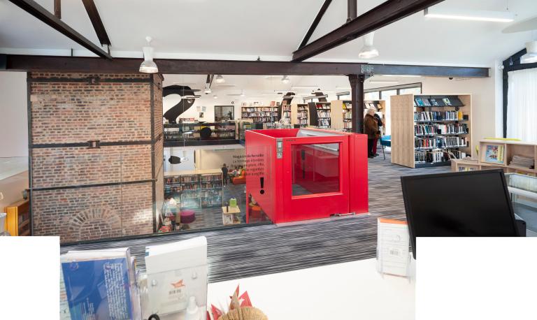 Bâtiment après reconversion : Médiathèque, point de vue de la bibliothécaire depuis la borne d'accueil.