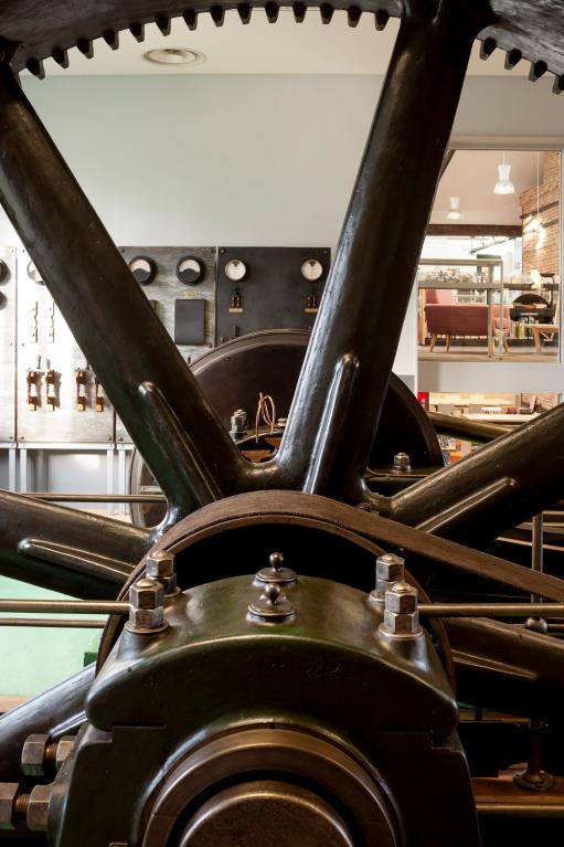 Bâtiment après reconversion : vue sur la médiathèque depuis la machine à vapeur. ; Vue de la machine à vapeur depuis la médiathèque.