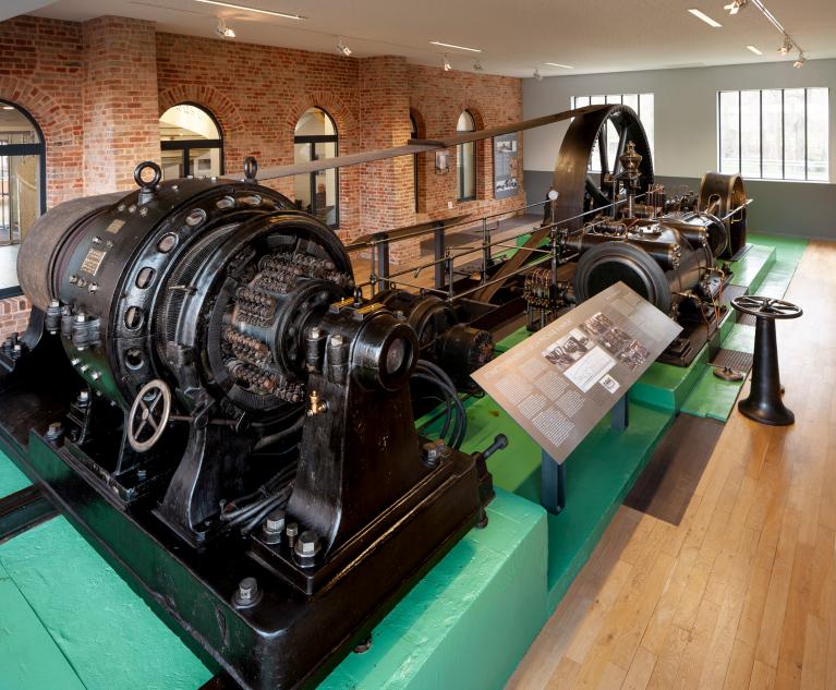 Vue d'ensemble de la machine à vapeur après restauration du bâtiment et de la machine.