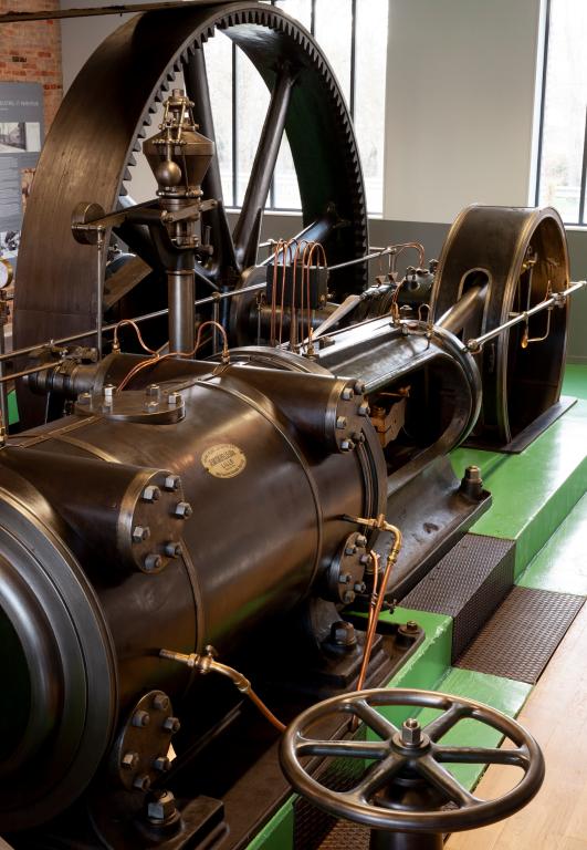Machine à vapeur après restauration : bielle, disque de fonte et volant d'inertie et d'entraînement.