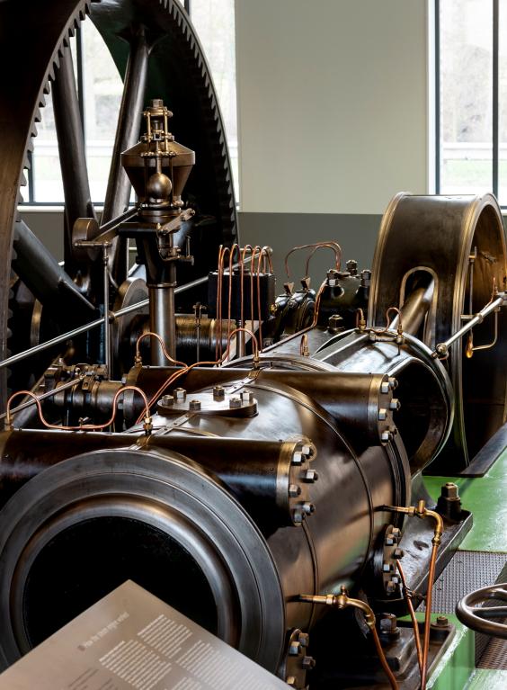 Machine à vapeur après restauration : bielle, disque de fonte et volant d'inertie et d'entraînement.