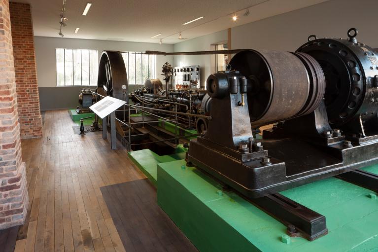 Machine à vapeur après restauration : vue d'ensemble avec dynamo au premier plan.