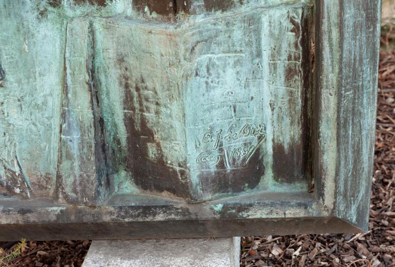 Bas-relief : L'acte de bravoure du garde mobile BInet dans la commune de Cherisy (24 octobre 1870) : détail de la date portée et de la signature du sculpteur. 