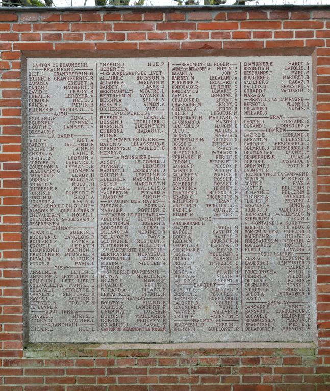 Tableau portant les inscriptions, aile gauche, détail.