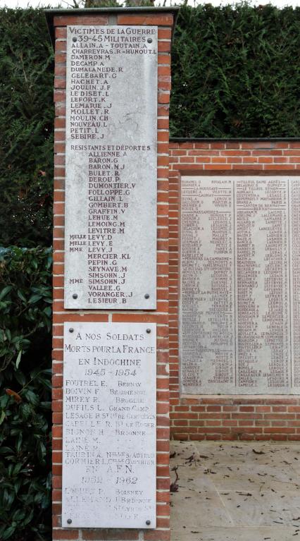 Plaques de l'aile gauche, détail.