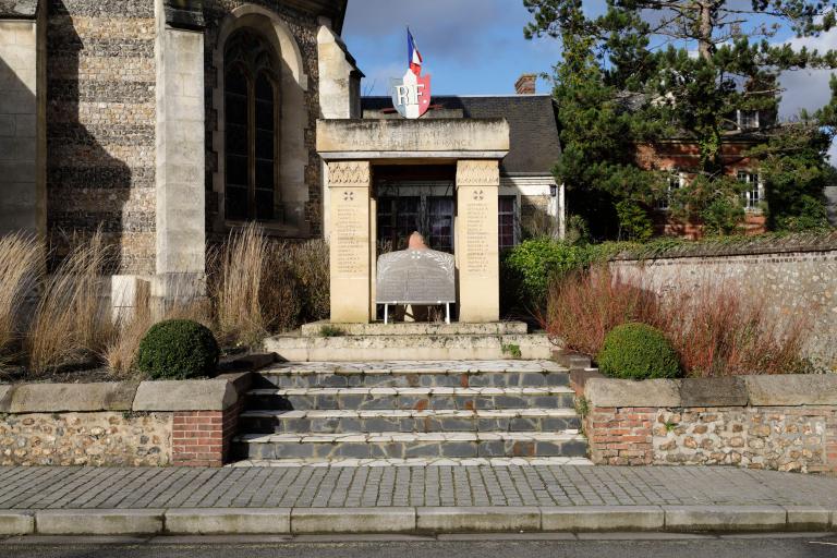 Vue d'ensemble du monument depuis le sud-est.