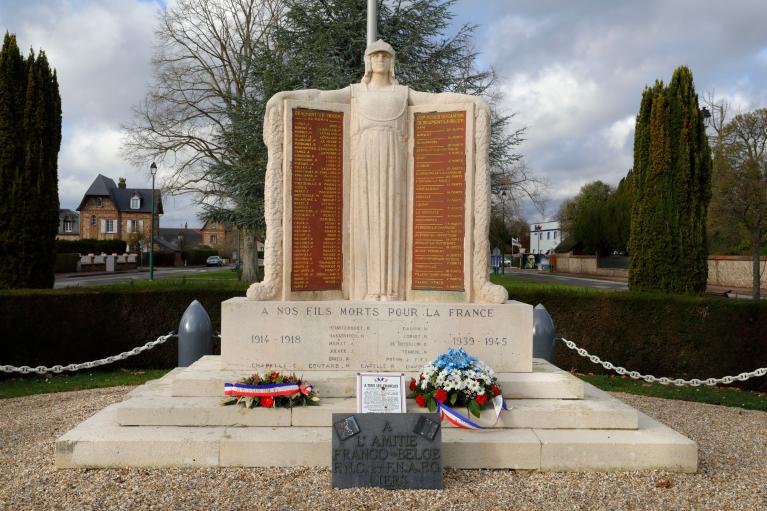 Vue d'ensemble du monument, face principale.