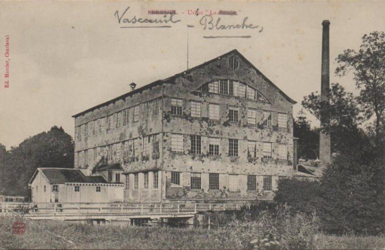 Usine la Rouge [erreur d'identification : il s'agit effectivement de la filature la Blanche édifié dans la commune voisine Vascoeuil].- Carte postale, ed. Mercier, Charleval, vers 1910 (Collection particulière).