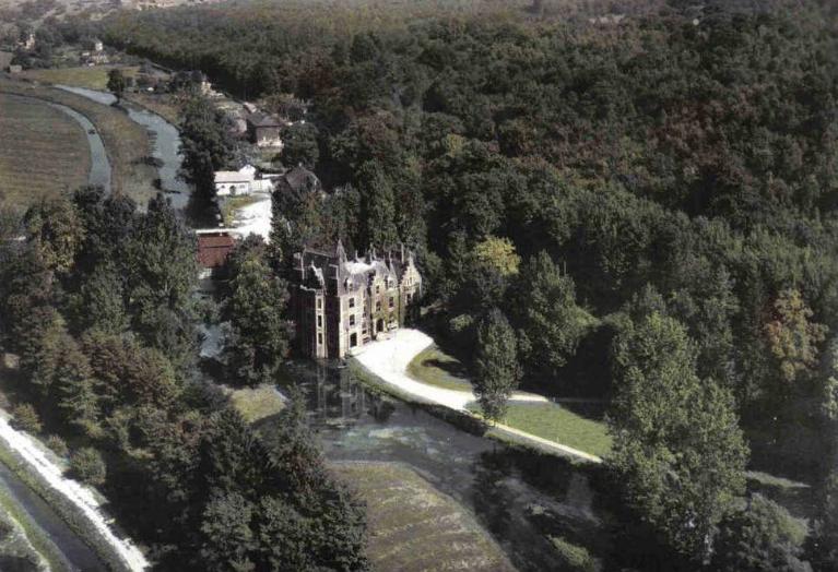 Vue aérienne du chateau des Câbles.- Carte postale, vers 1960 (Collection particulière).