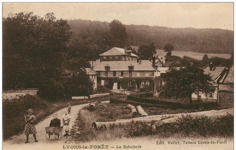 La saboterie.- Carte postale, ed. Varlet, Lyons-la-Forêt, vers 1910 (Collection particulière).